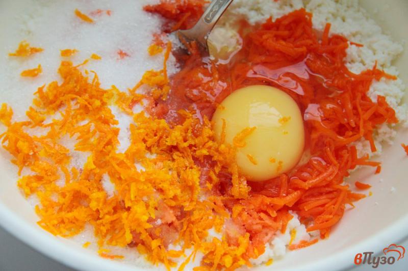 Фото приготовление рецепта: Морковные сырники с апельсиновой цедрой шаг №3