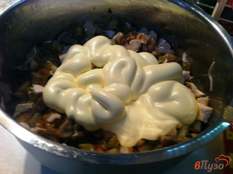 Фото приготовление рецепта: Салат птица с грибами шаг №9