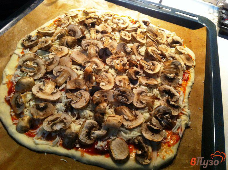 Фото приготовление рецепта: Пицца три сыра с шампиьонами шаг №7