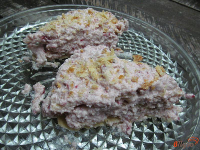 Фото приготовление рецепта: Пирожные со сливочным кремом и ягодами шаг №8
