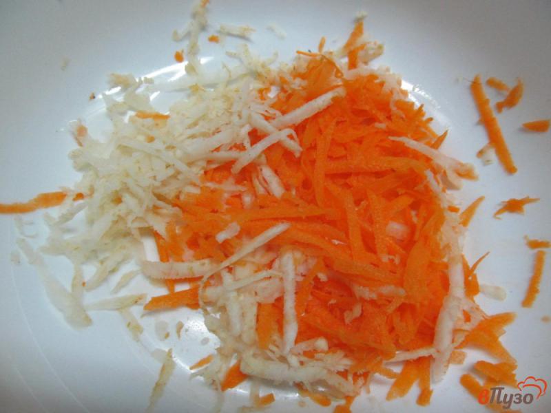 Фото приготовление рецепта: Зимний салат из моркови с сельдереем шаг №1