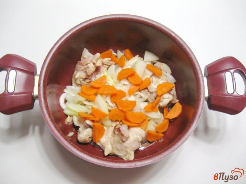 Фото приготовление рецепта: Куриные бедра с картофелем и солеными огурцами шаг №3