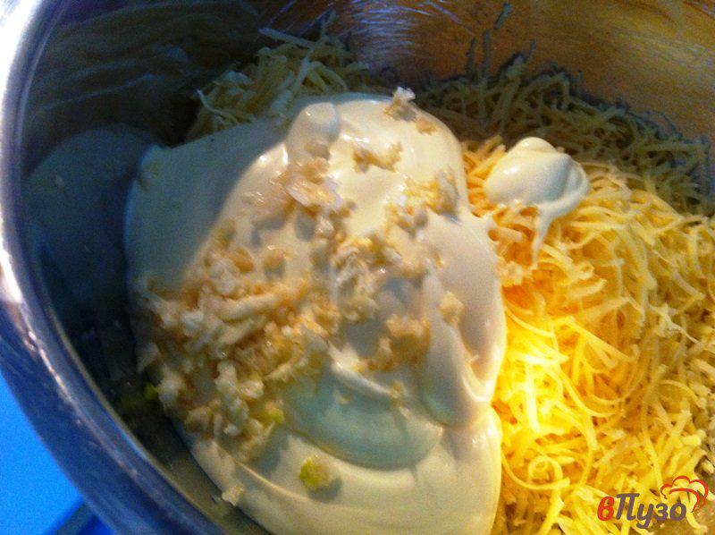 Фото приготовление рецепта: Закуска из сырного салата с яйцом шаг №2