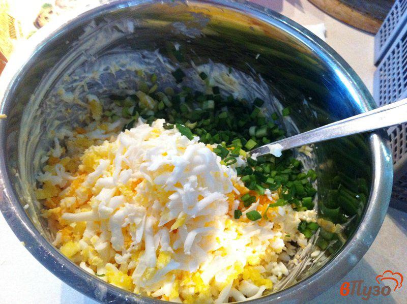 Фото приготовление рецепта: Закуска из сырного салата с яйцом шаг №3