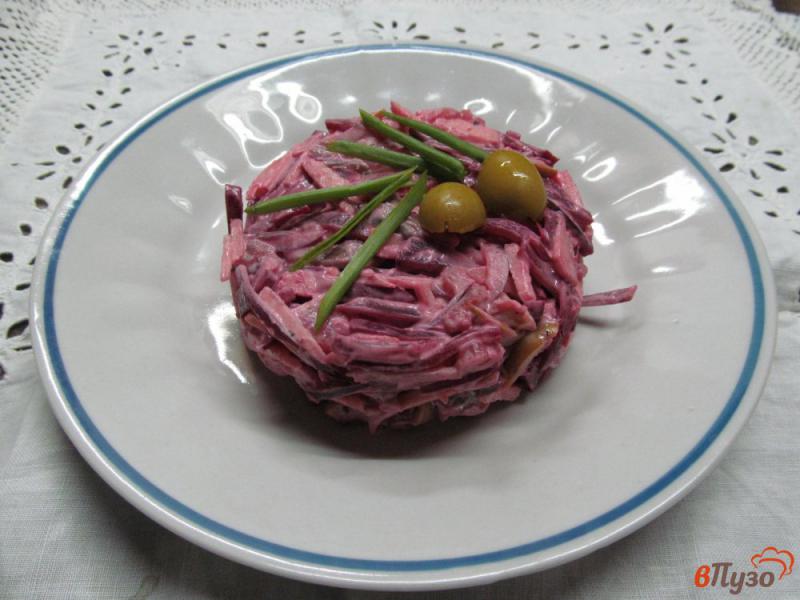 Фото приготовление рецепта: Салат из сельди со свеклой шаг №7