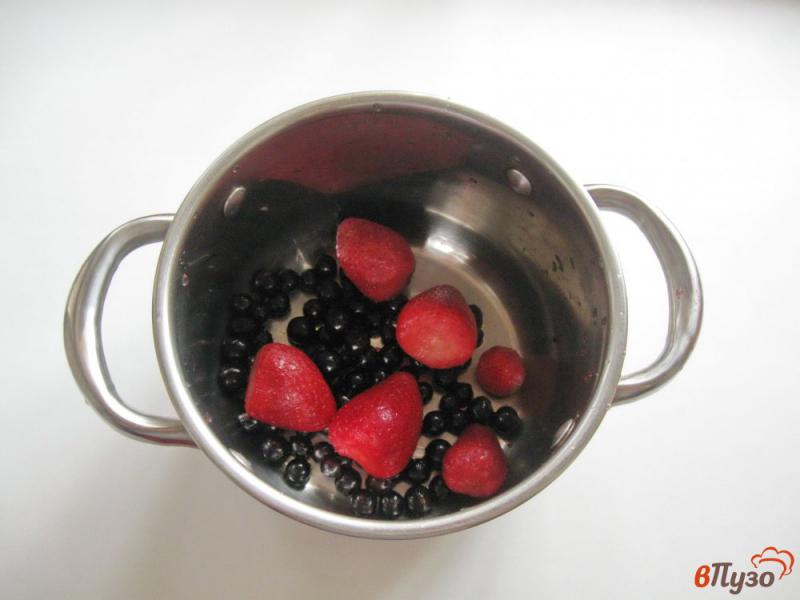Фото приготовление рецепта: Кисель из черной смородины с клубникой шаг №2