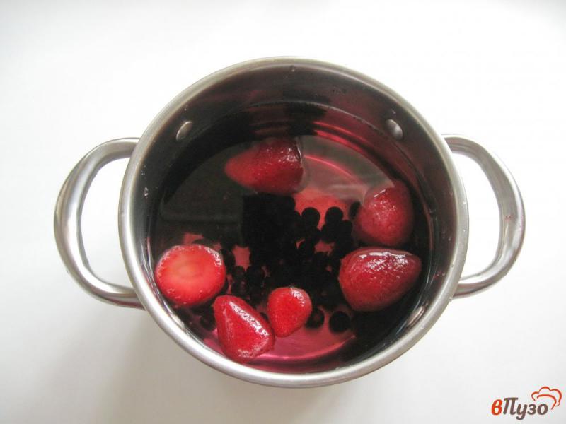 Фото приготовление рецепта: Кисель из черной смородины с клубникой шаг №3