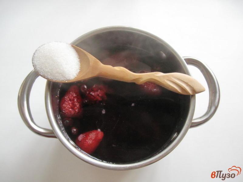 Фото приготовление рецепта: Кисель из черной смородины с клубникой шаг №4