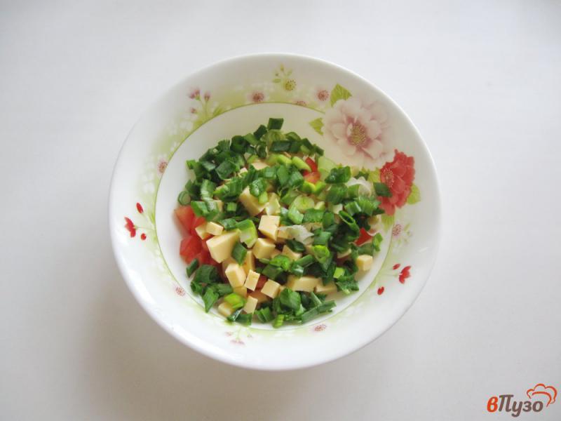 Фото приготовление рецепта: Салат с помидором и картофелем шаг №3