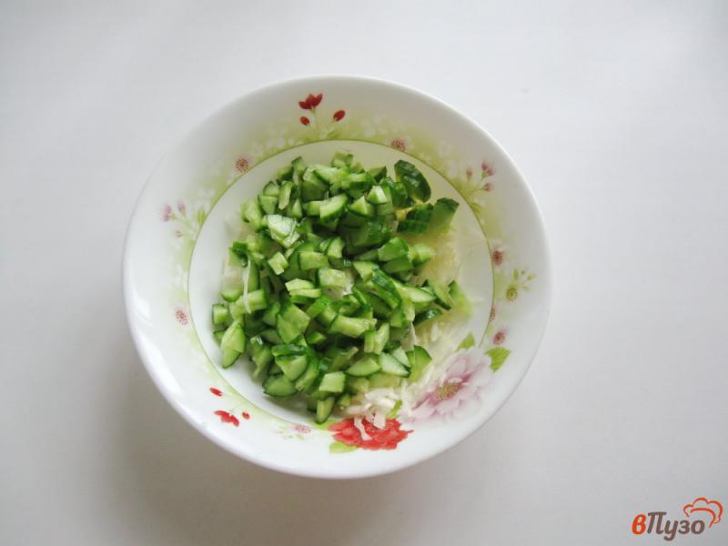 Фото приготовление рецепта: Салат из свежих огурцов и картофеля шаг №2