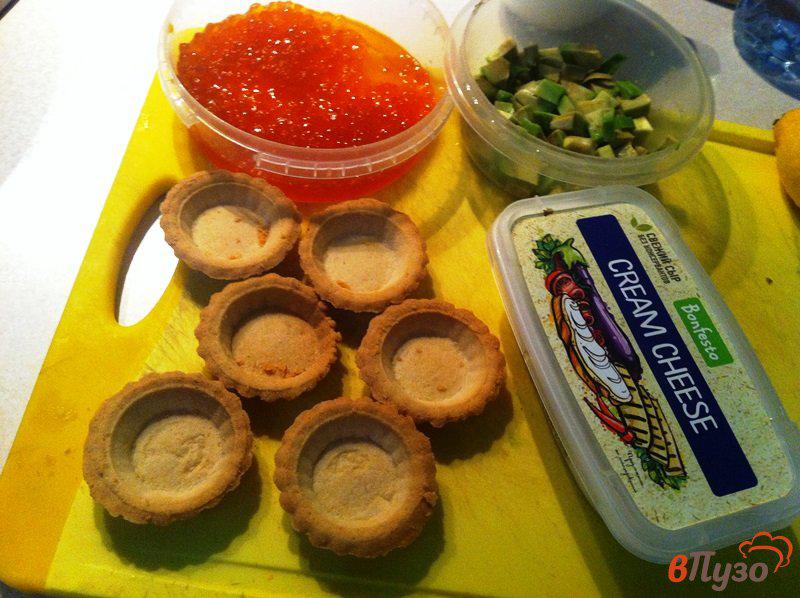 Фото приготовление рецепта: Тарталетки с красной икрой и авокадо шаг №2