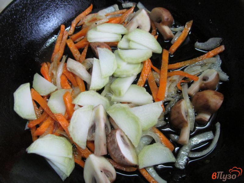 Фото приготовление рецепта: Рагу из куриных сердечек с овощами и грибами шаг №3