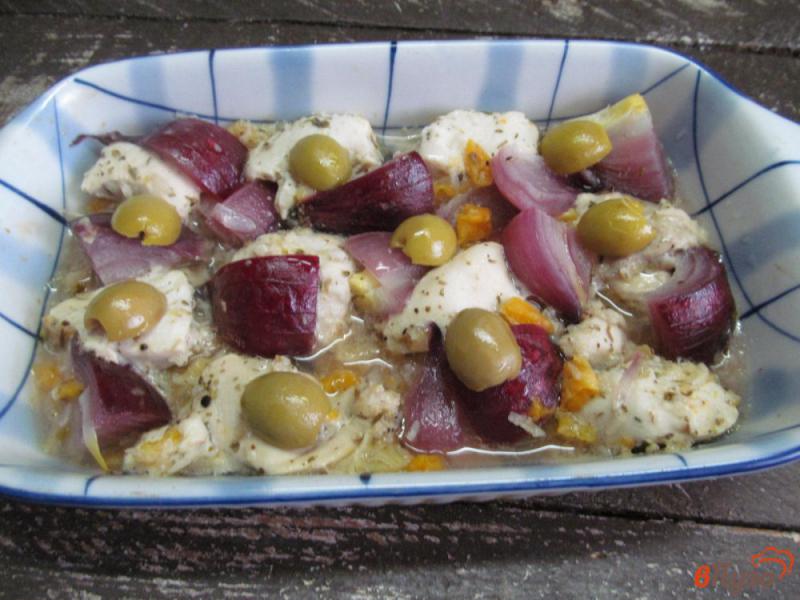 Фото приготовление рецепта: Куриная грудка с луком и оливками шаг №6