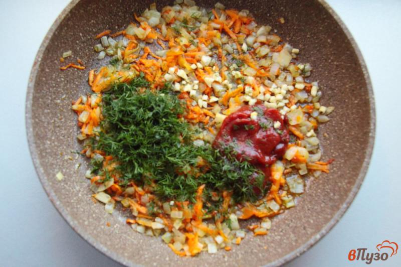 Фото приготовление рецепта: Рис с овощами в томатном соусе шаг №3