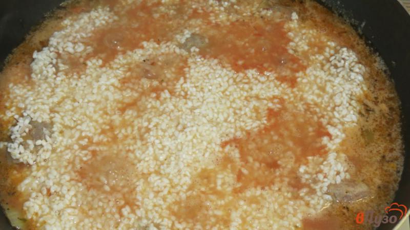 Фото приготовление рецепта: Тушеные тефтели с рисом шаг №6