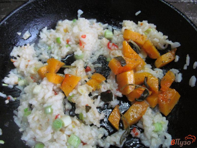 Фото приготовление рецепта: Рис с тыквой и шалфеем шаг №4