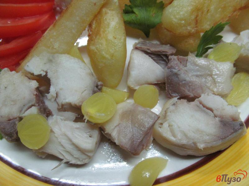 Фото приготовление рецепта: Салат из рыбы горячего копчения и жареного картофеля шаг №4