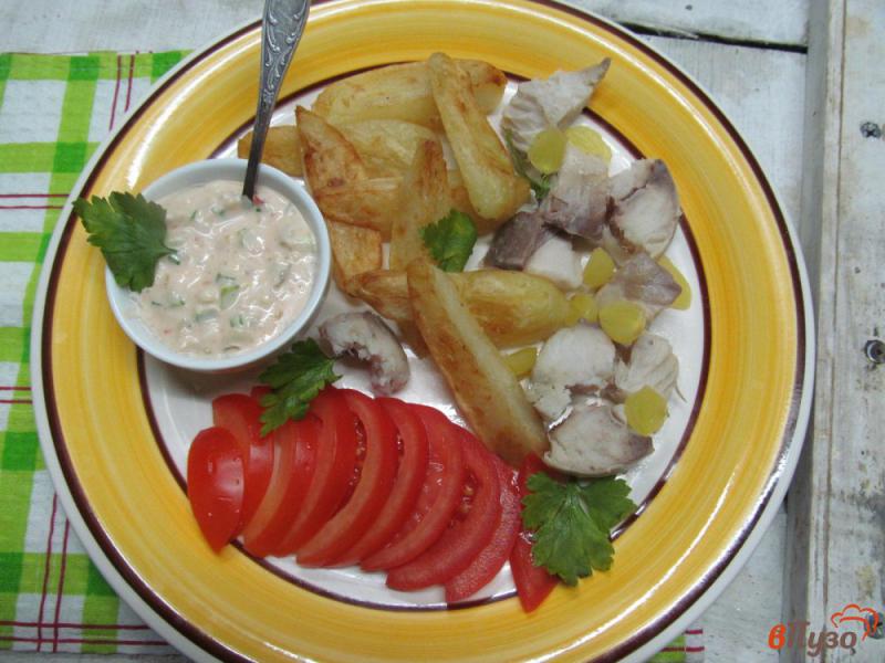 Фото приготовление рецепта: Салат из рыбы горячего копчения и жареного картофеля шаг №6