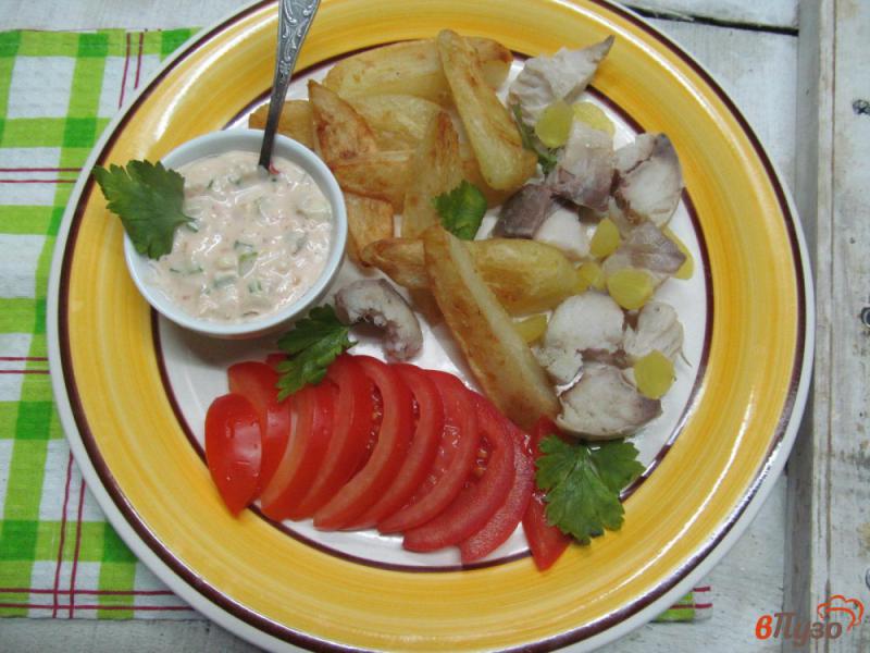 Фото приготовление рецепта: Салат из рыбы горячего копчения и жареного картофеля шаг №5