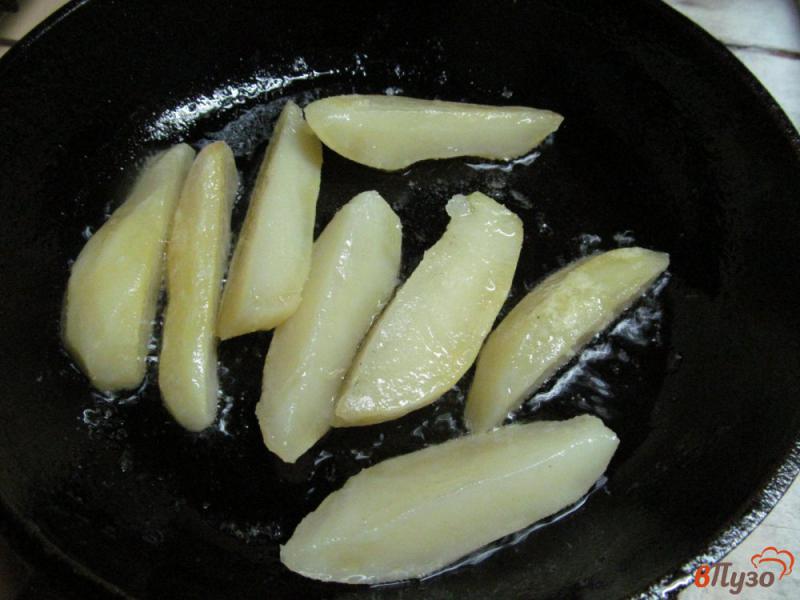 Фото приготовление рецепта: Салат из рыбы горячего копчения и жареного картофеля шаг №2