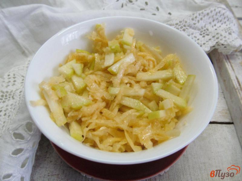 Фото приготовление рецепта: Яблочный салат с репой шаг №4