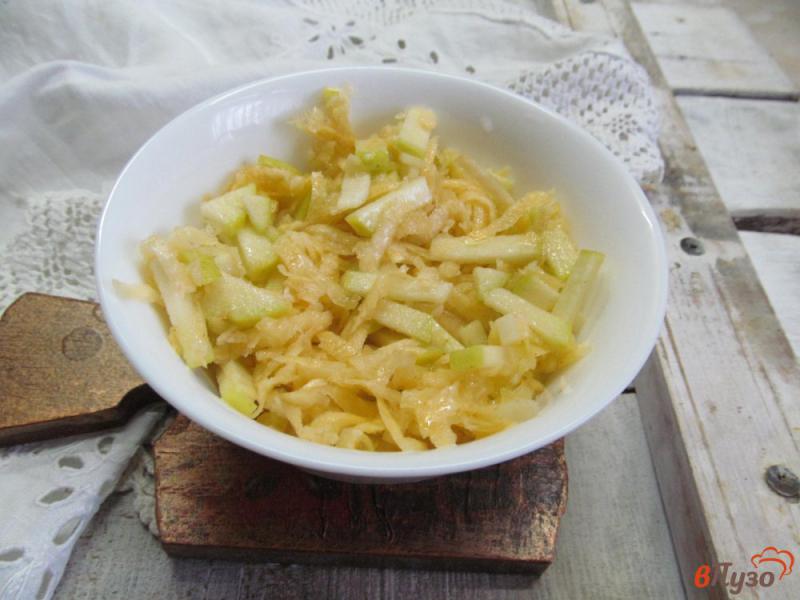 Фото приготовление рецепта: Яблочный салат с репой шаг №5