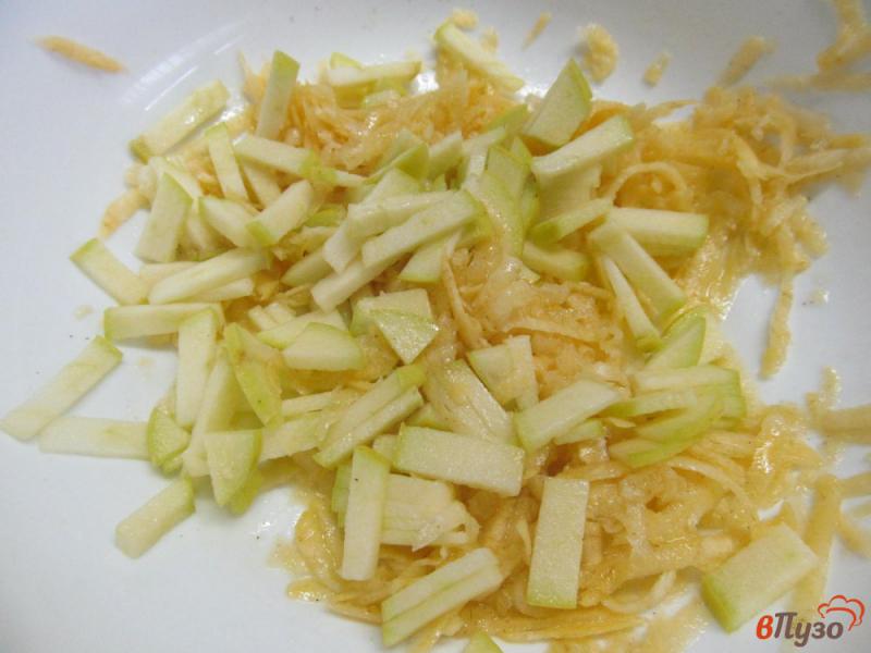 Фото приготовление рецепта: Яблочный салат с репой шаг №3
