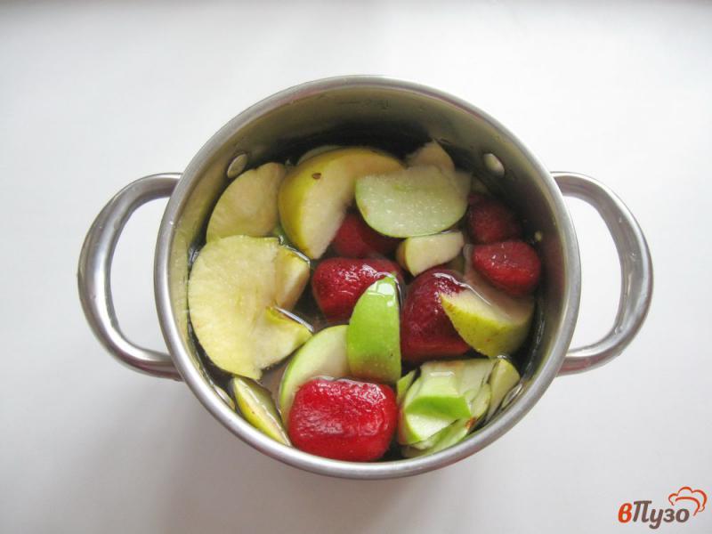 Фото приготовление рецепта: Кисель из клубники с яблоками шаг №3