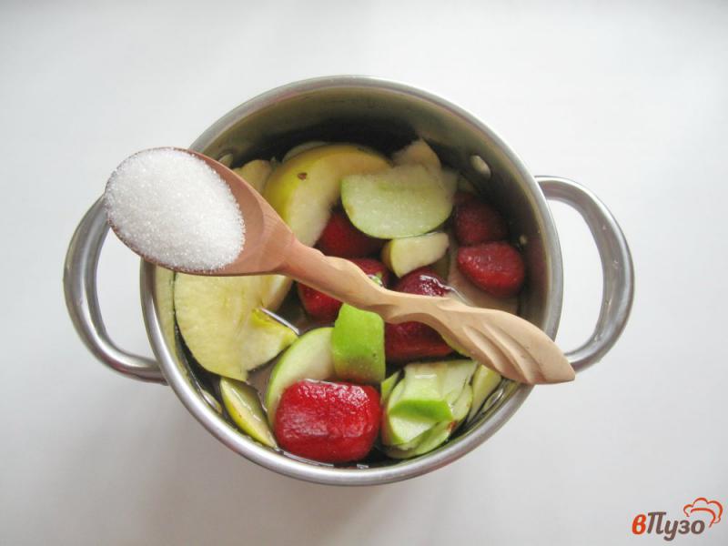 Фото приготовление рецепта: Кисель из клубники с яблоками шаг №4