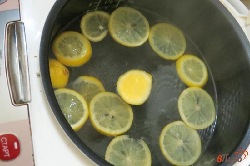 Фото приготовление рецепта: Лимонный напиток с каркаде в мультиварке шаг №4