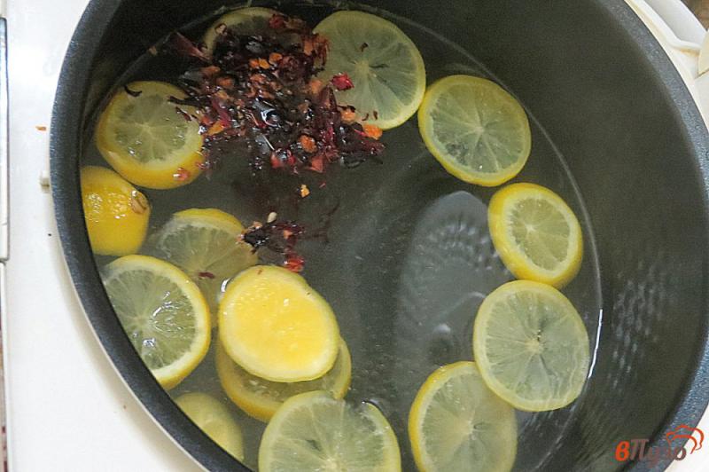 Фото приготовление рецепта: Лимонный напиток с каркаде в мультиварке шаг №5
