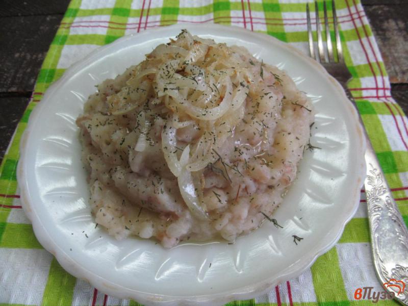 Фото приготовление рецепта: Картофельно-перловое пюре с жареным луком шаг №4