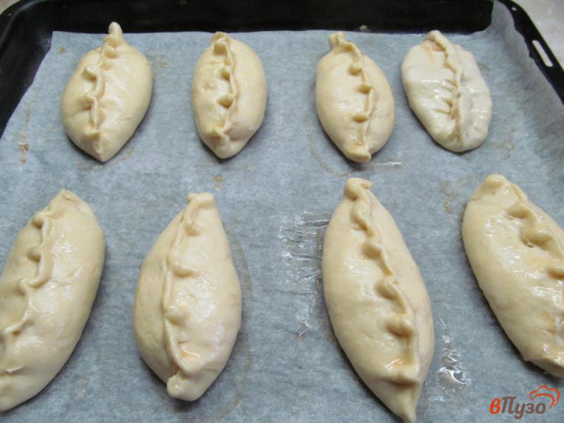 Фото приготовление рецепта: Пирожки с начинкой из вареной курицы и яйцом шаг №5