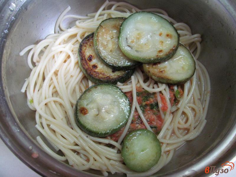 Фото приготовление рецепта: Паста с кабачком и соусом из помидора шаг №4