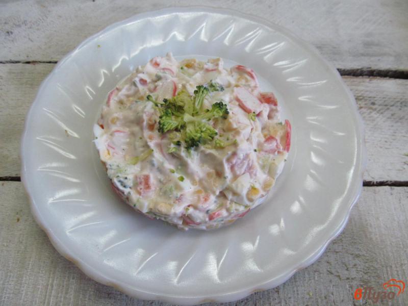 Фото приготовление рецепта: Салат из крабовых палочек с помидором и брокколи шаг №7