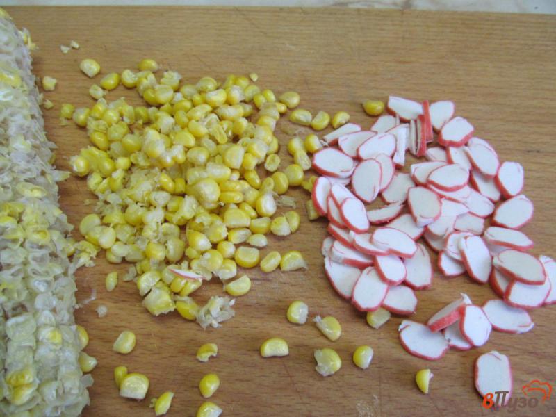 Фото приготовление рецепта: Салат из крабовых палочек с помидором и брокколи шаг №1