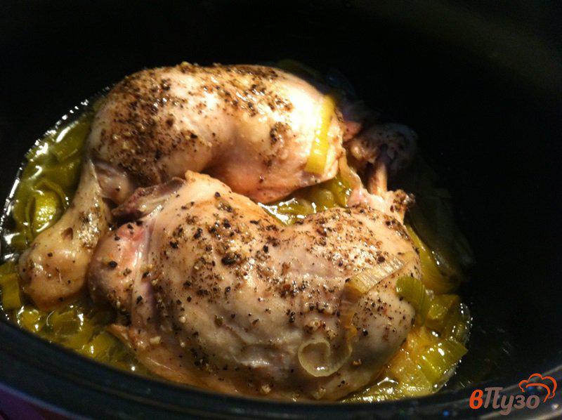 Фото приготовление рецепта: Тушеные куриные окорочка с луком-пореем в мультиварке шаг №5
