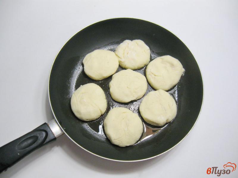 Фото приготовление рецепта: Пышные сырники с содой шаг №4