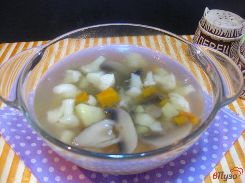 Фото приготовление рецепта: Суп с цветной капустой и грибами шаг №11