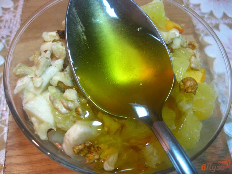 Фото приготовление рецепта: Фруктовый салат с орехами шаг №8