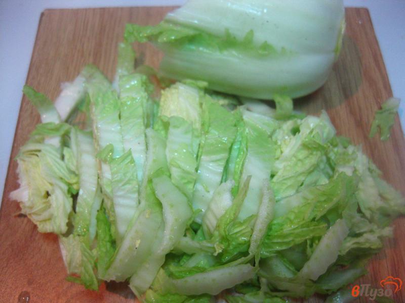 Фото приготовление рецепта: Салат с пекинской капустой и грибами шаг №1