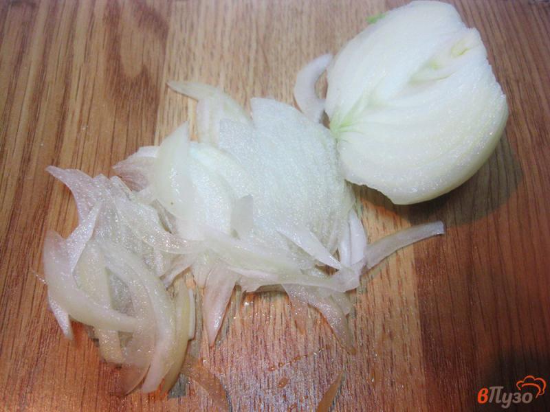 Фото приготовление рецепта: Салат с пекинской капустой и грибами шаг №2