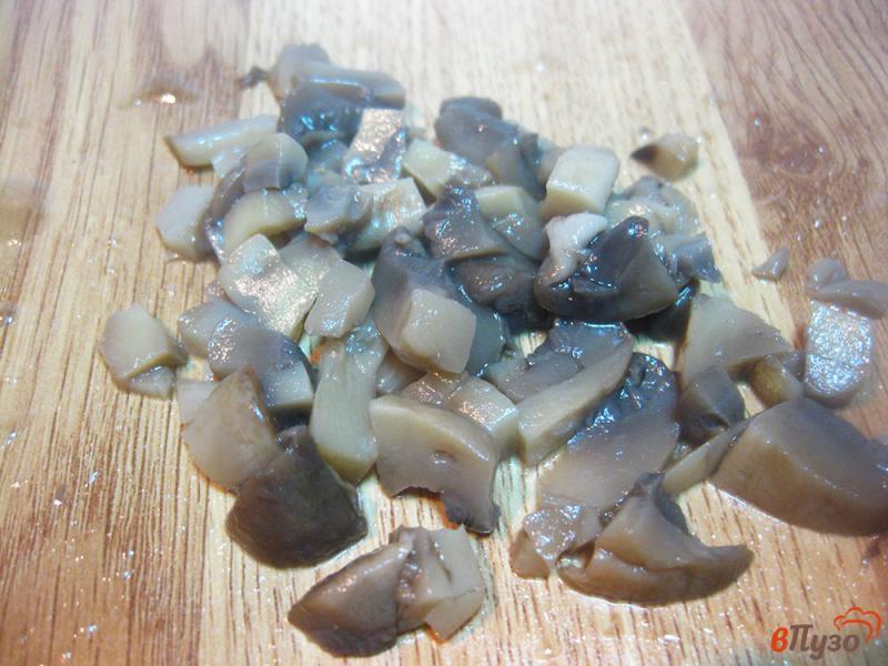 Фото приготовление рецепта: Салат с пекинской капустой и грибами шаг №4