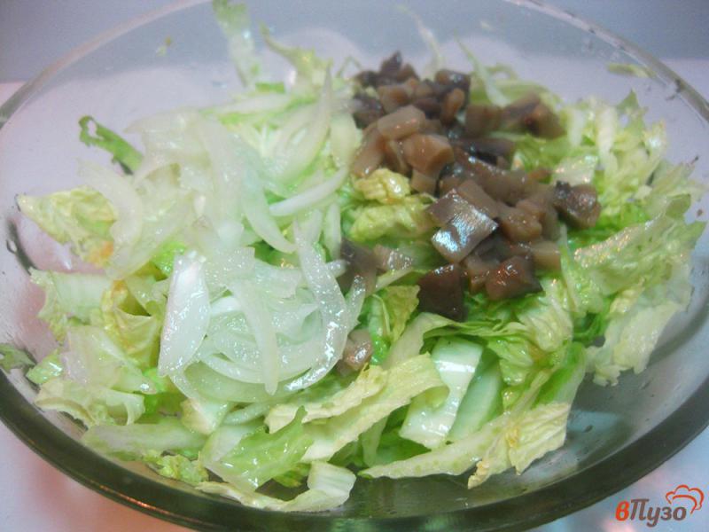 Фото приготовление рецепта: Салат с пекинской капустой и грибами шаг №7