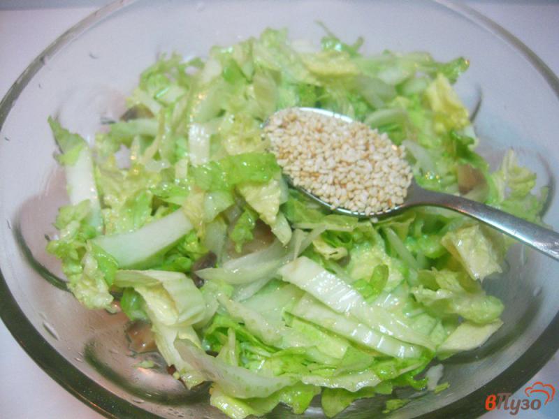 Фото приготовление рецепта: Салат с пекинской капустой и грибами шаг №8