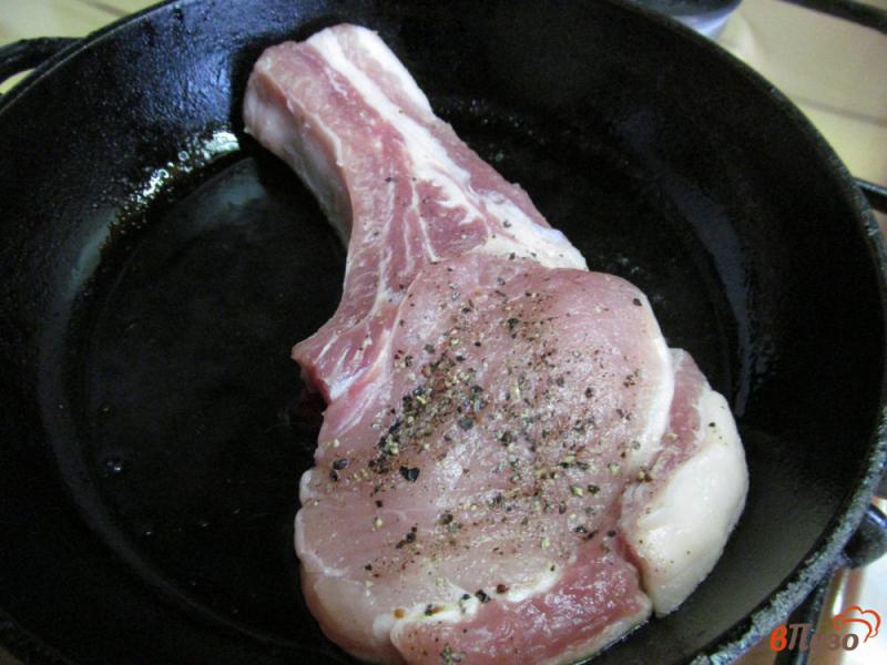 Фото приготовление рецепта: Свиной стейк с красной капустой шаг №3