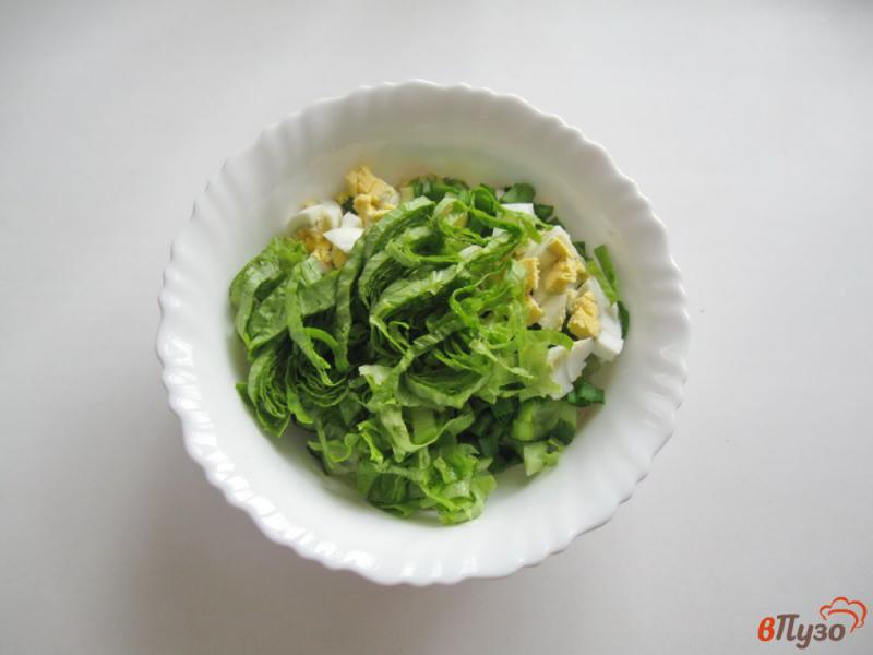 Фото приготовление рецепта: Салат с помидором и чесноком шаг №3