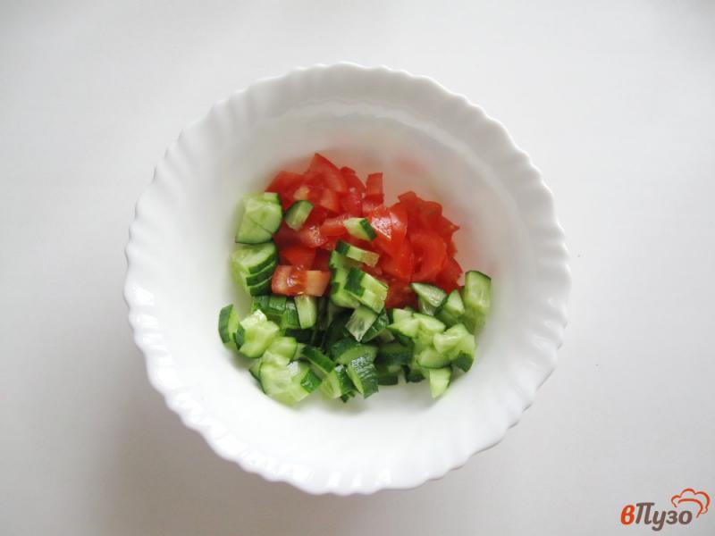 Фото приготовление рецепта: Салат с помидором и чесноком шаг №1