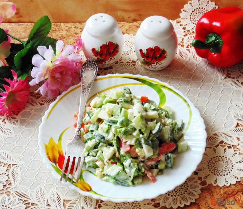 Фото приготовление рецепта: Салат с помидором и чесноком шаг №6