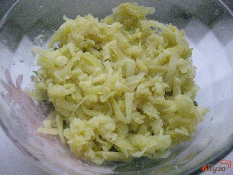 Фото приготовление рецепта: Салат «Сельдь под шубой» с зеленым луком шаг №3